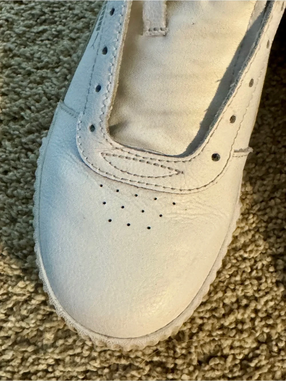 VGUC Puma Carina White Leather Silver/Iridescent Sneakers/Tennis Shoes, Size 9